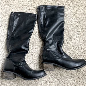 Black leather boots size 7.5